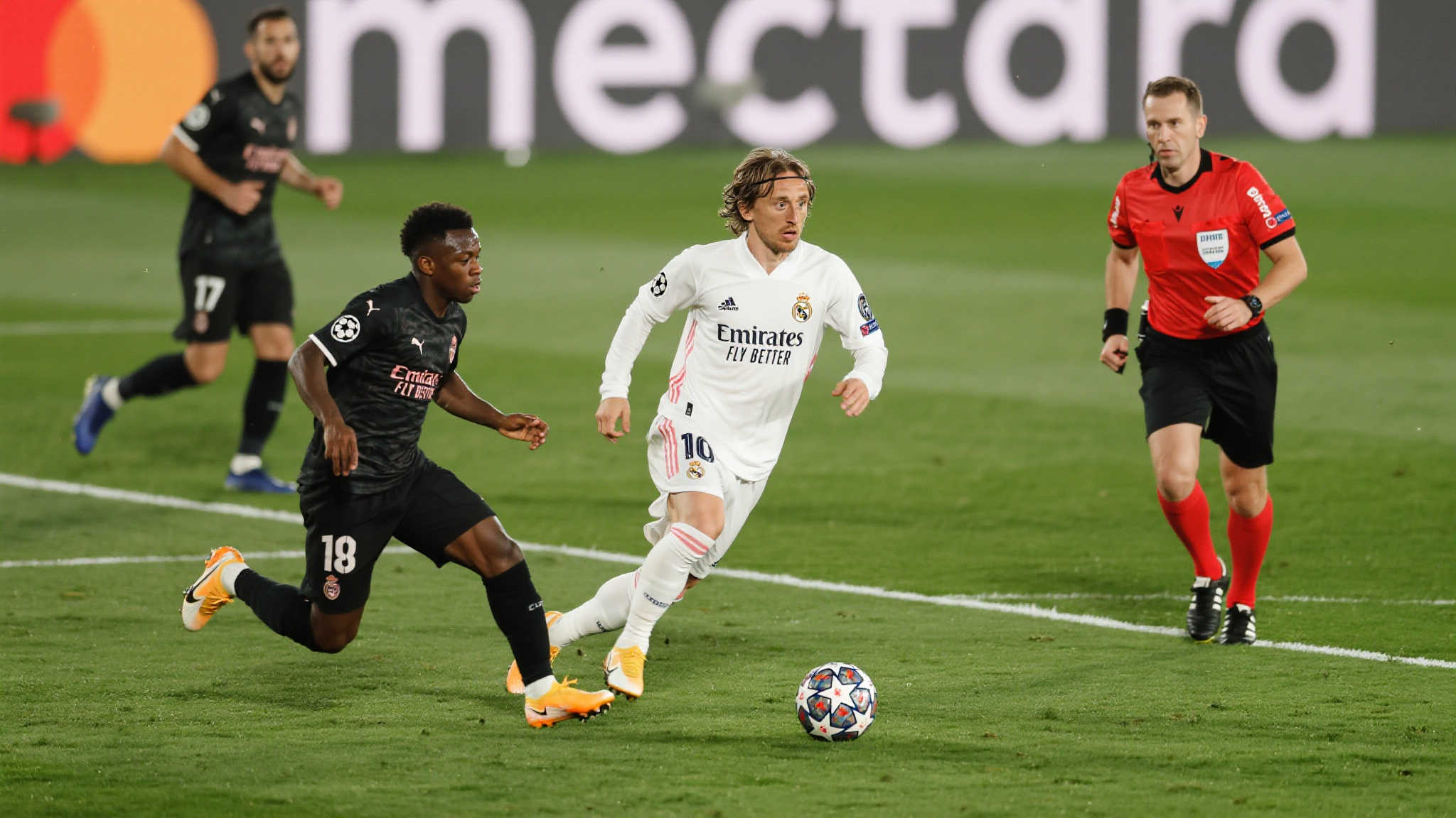 本场比赛前半阶段皇马报道队员因红牌下场，从此陷入攻